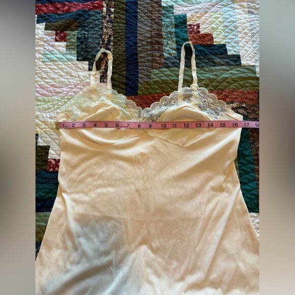 Beautiful Light Yellow Vintage Lace Chemise Size Medium/Large - Picture 5 of 5